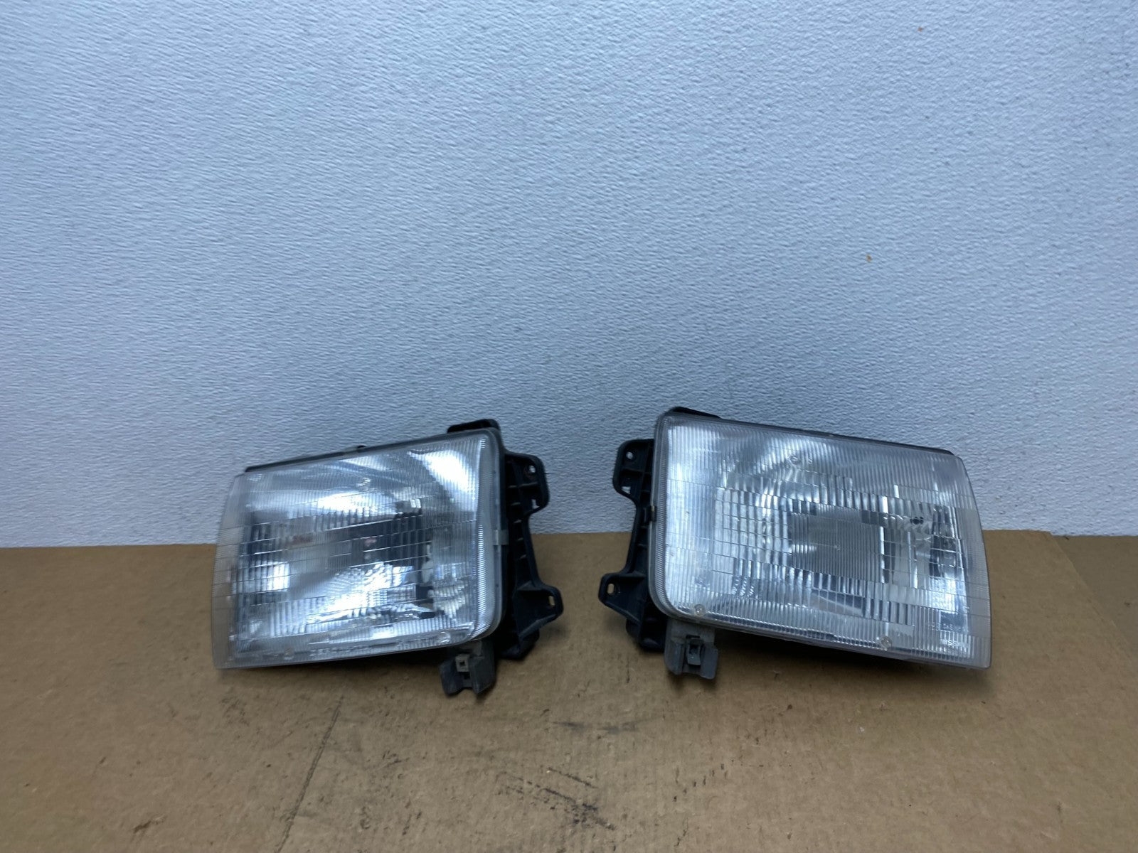 1998 1999 Nissan Frontier Left+Right Side Headlights Halogen Lamp AC3401 DW0