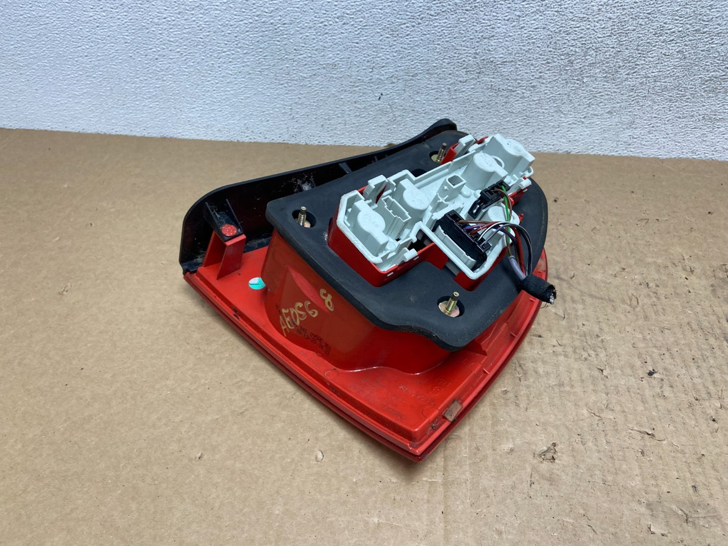 2001 to 2005 Volkswagen Left Driver LH Side Tail Light AG05685