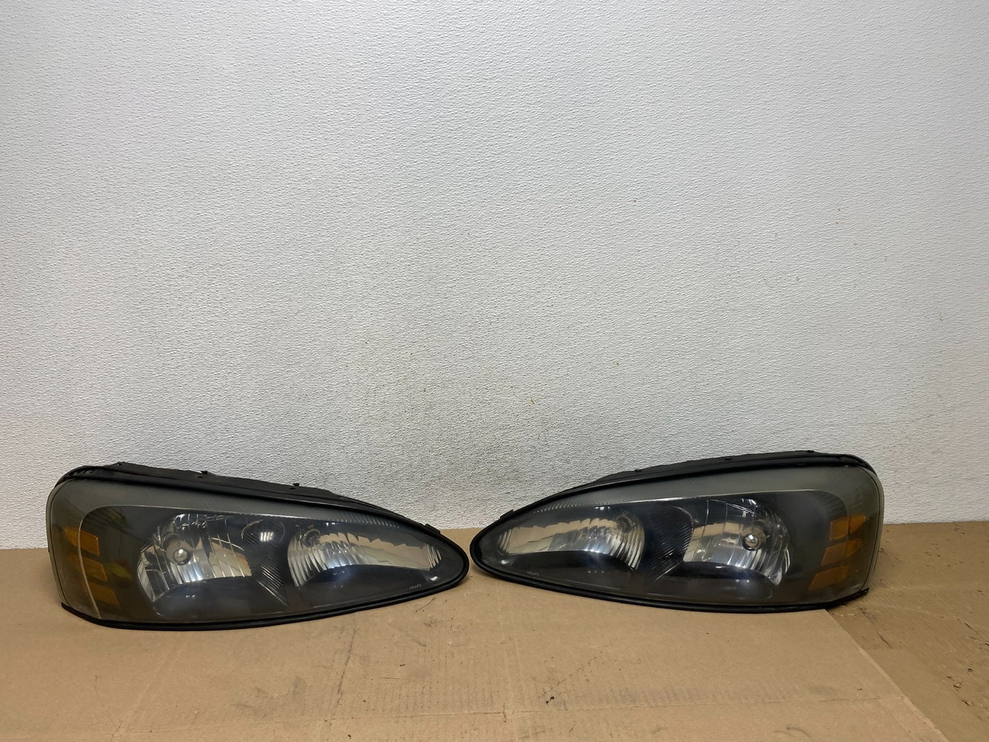 2004 to 2008 Pontiac Grand Prix Left+Right Side Black Headlights AE6656 DW0