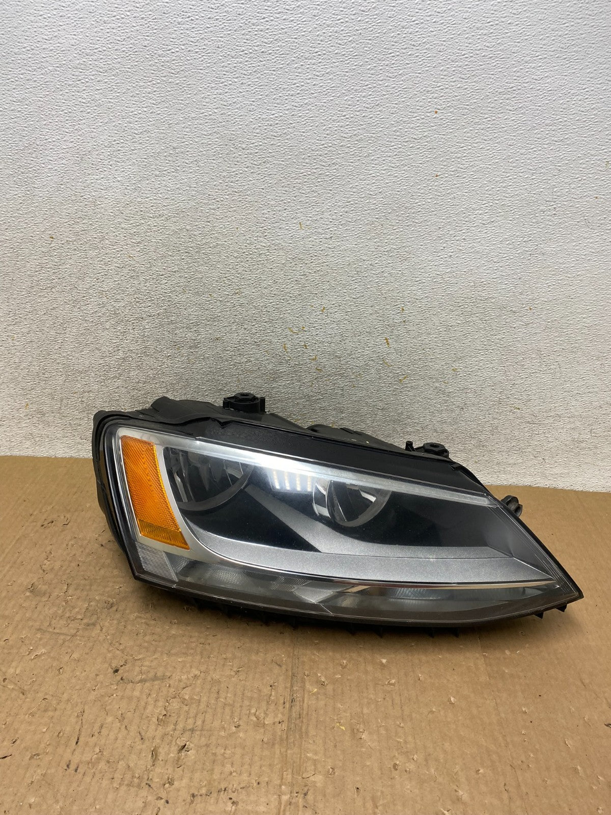 2011 to 2014 Volkswagen Jetta Right Passenger RH Headlight Halogen AI5501 DW0