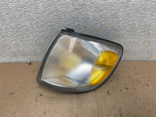1998 to 2000 Toyota Sienna Left Driver Side Turn Signal Marker Lamp W2978 DW0
