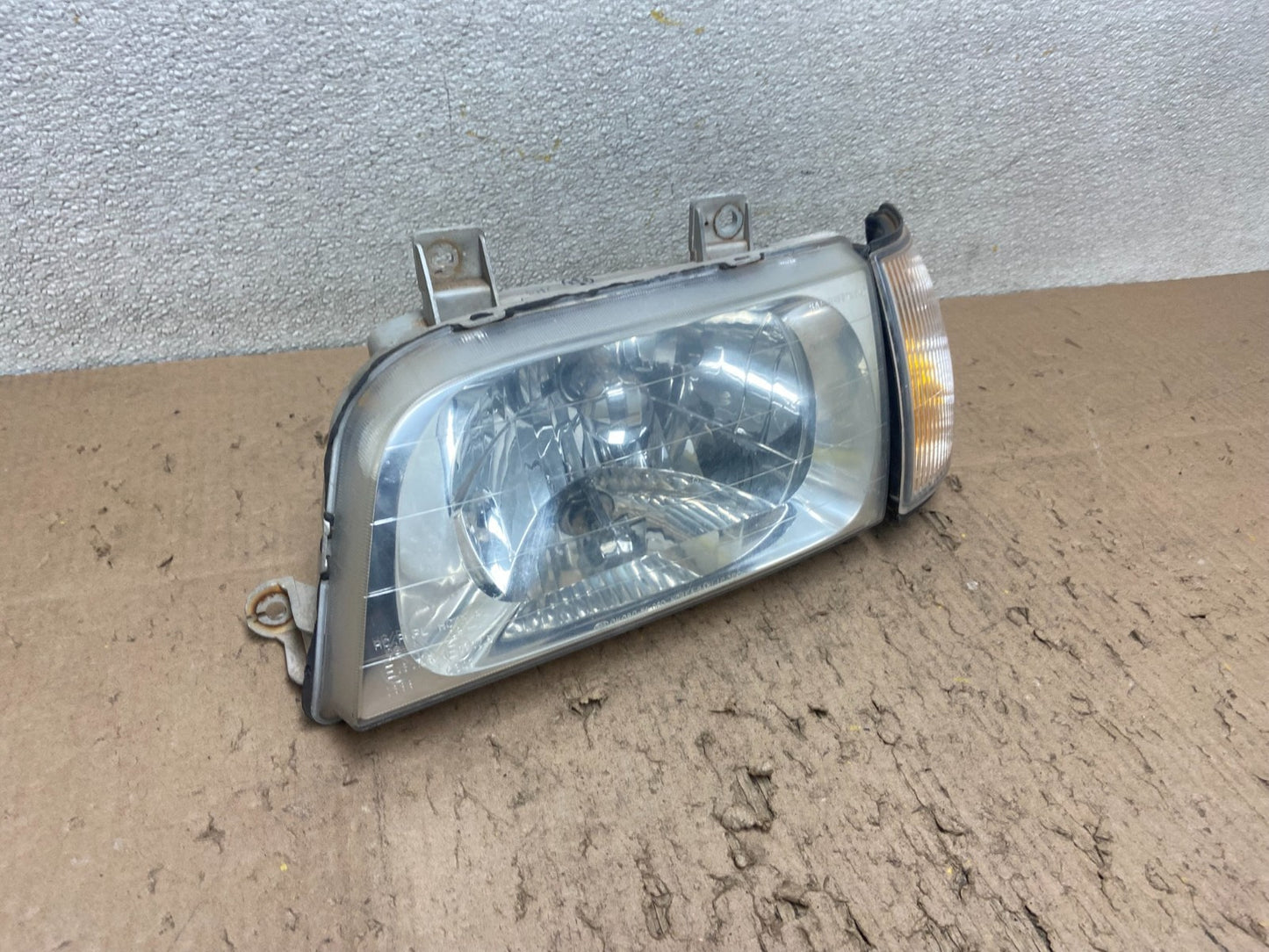 1998 to 2002 Kia Sportage Left Driver LH Halogen Headlight OEM Y4855 DG2
