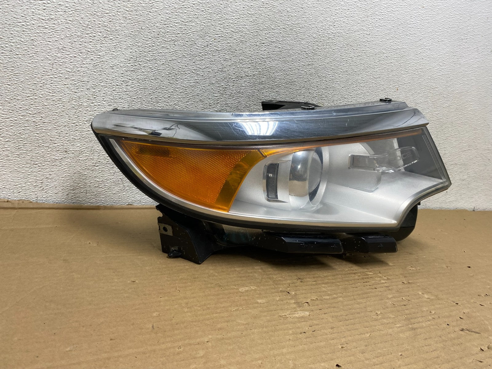 2011 to 2014 Ford Edge Front Right Passenger Headlight Halogen AG9226 DW1