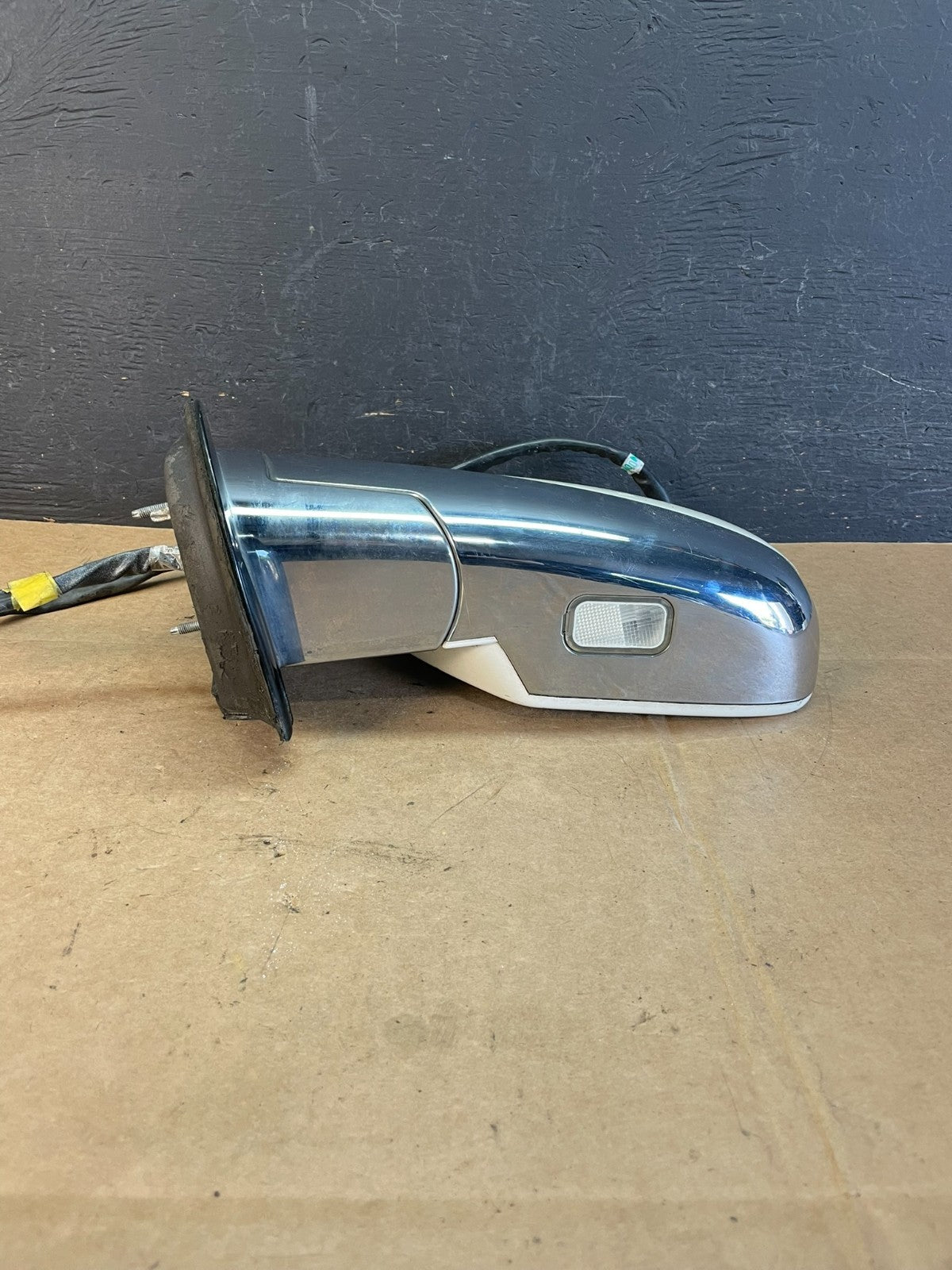 2007 - 2014 Cadillac Escalade Left Driver Door Mirror Turn Signal AE0980 DW3