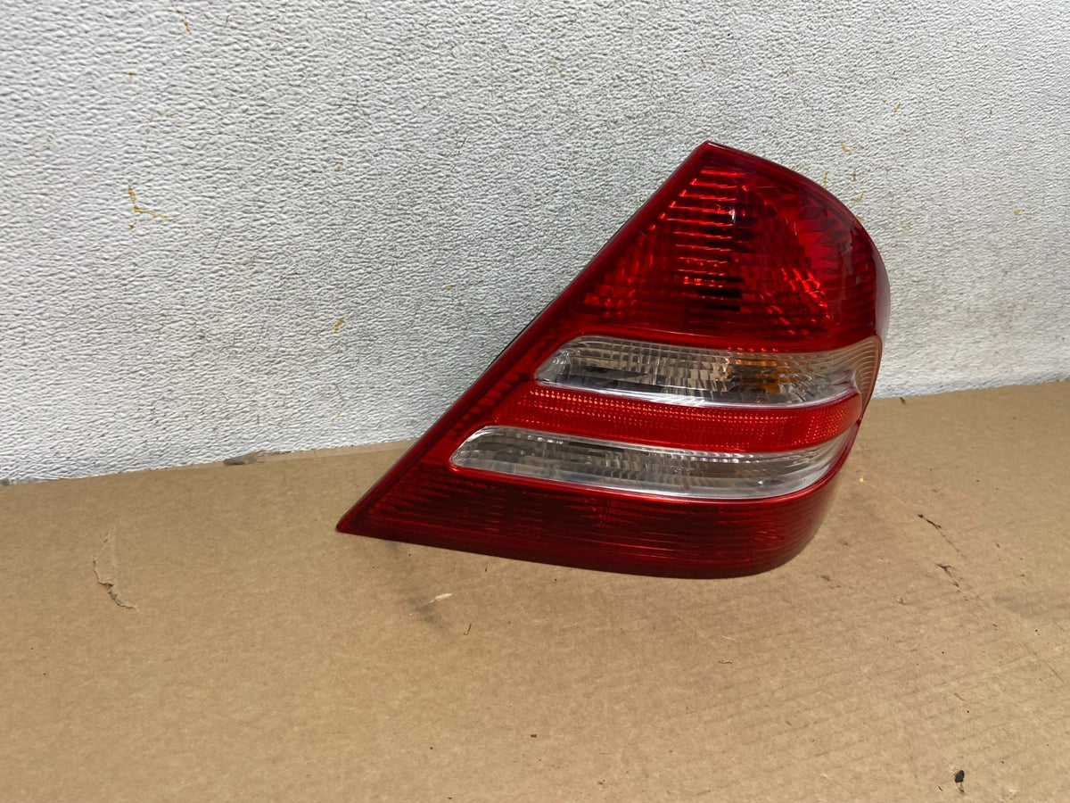 2005-2007 Mercedes-Benz C230 W203 C-Class Right Passenger Tail Light AH4448 DW1