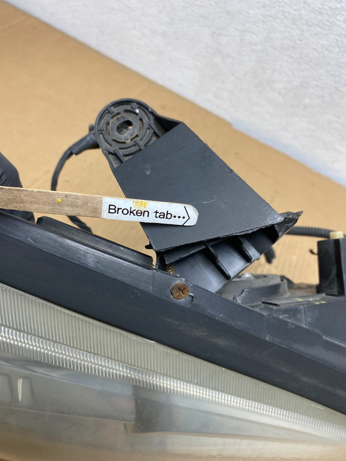 2006 to 2007 Saturn Vue Headlight Right Passenger Side Halogen AD0803 DW6