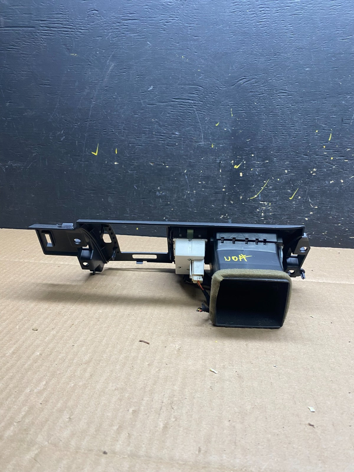2006 to 2011 Cadillac DTS Dash Center Air Vent Heater Bezel u5892 DG4