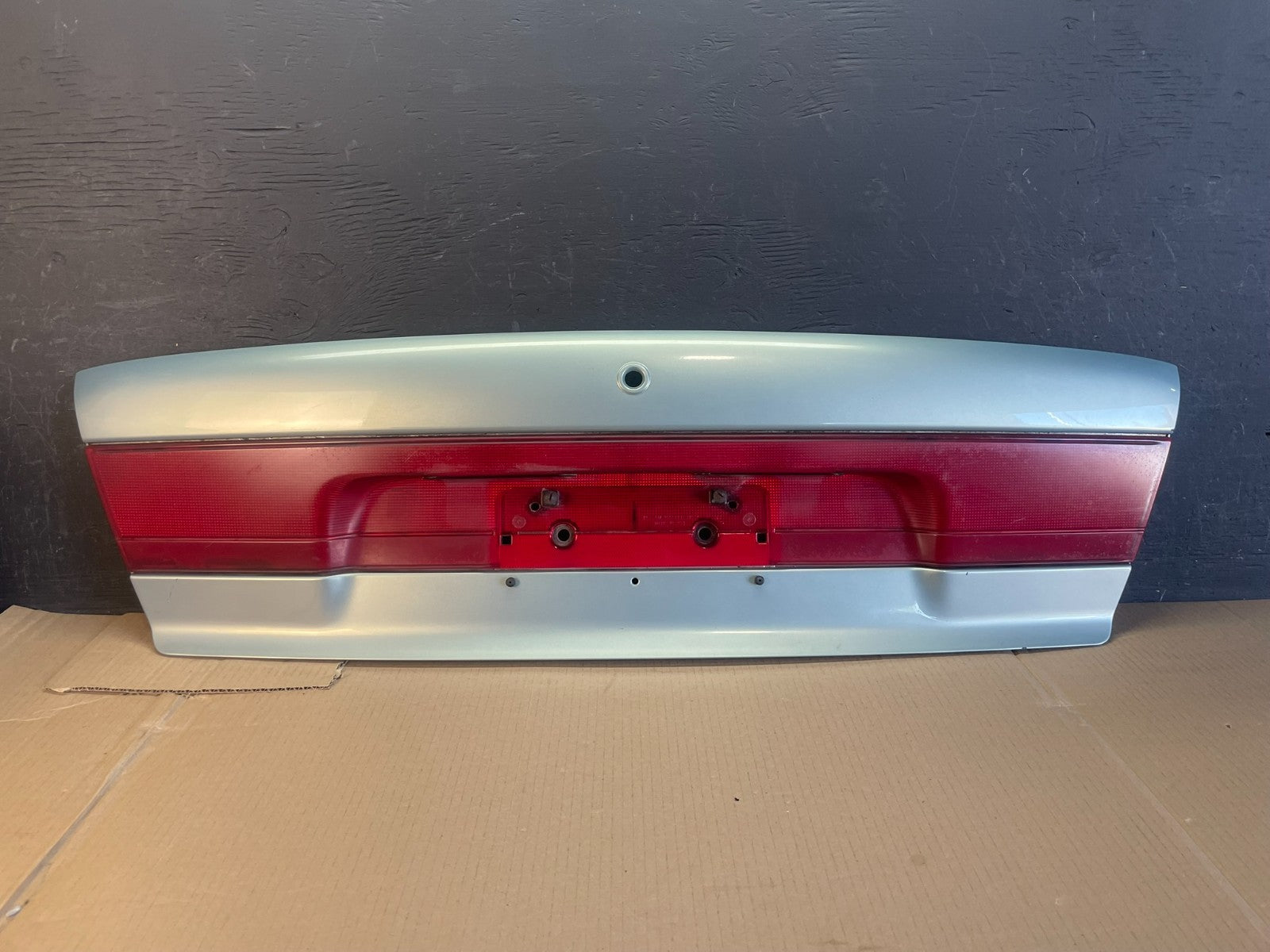 1997 - 1999 Saturn SL2 Sedan Center Tail Light Lid Trunk Rear Panel AE3497 DG0