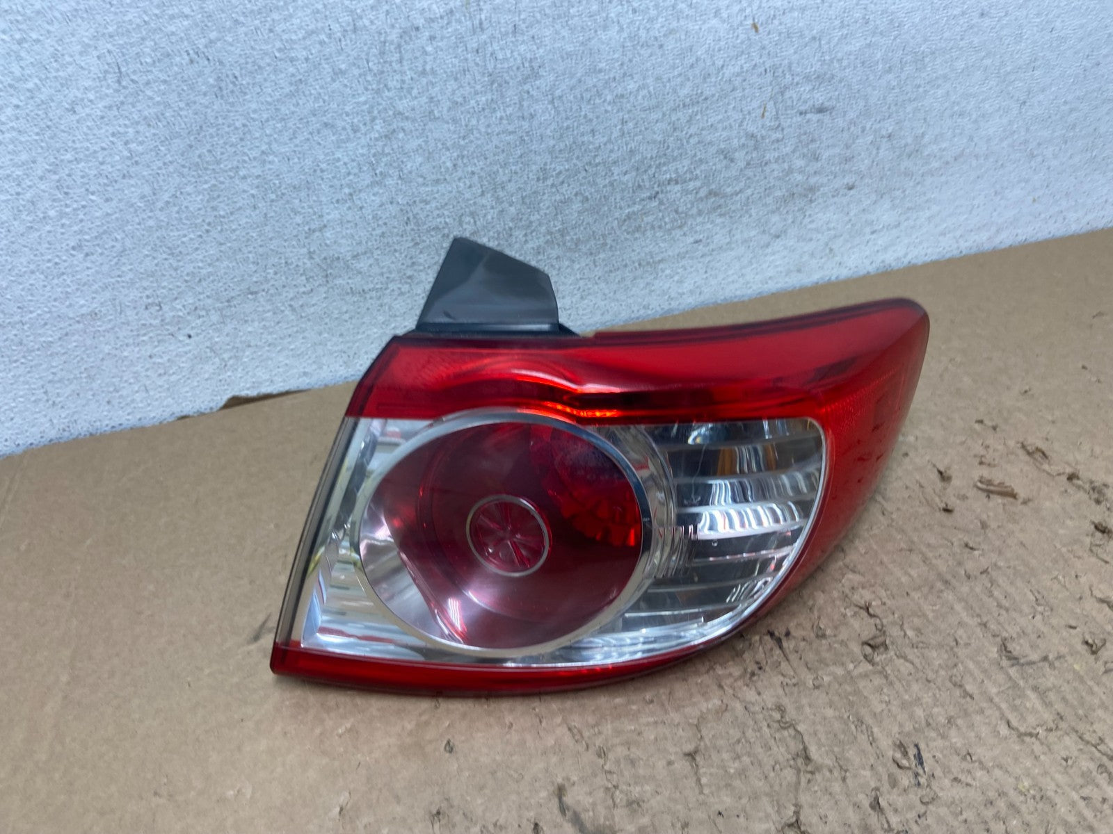 2010 to 2012 Hyundai Santa Fe Right Passenger RH Tail Light AF8432 DW0