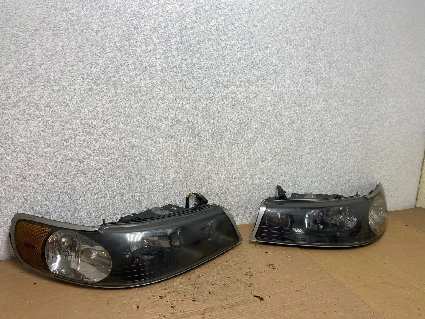 1999-2001 Lincoln & Town Car Left+Right Headlights Halogen AD4383 DW2