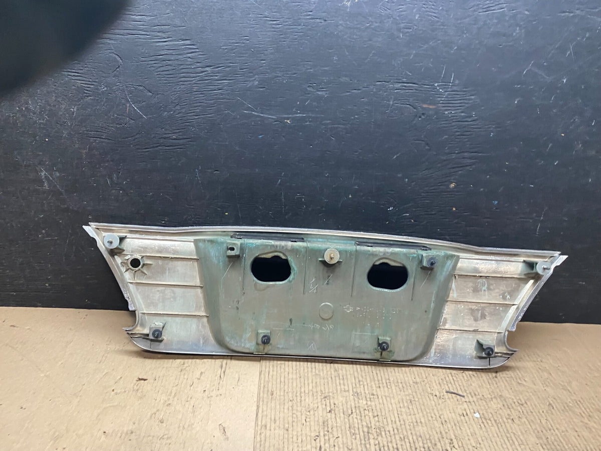 2000 2001 Infiniti I30 Rear Trunk Deck Finish Panel License Plate Trim N3298 DG6