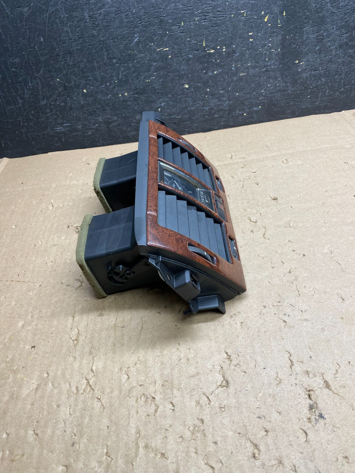 2006 to 2011 Cadillac DTS Dash Center Air Vent Heater Bezel aj1475 DG1