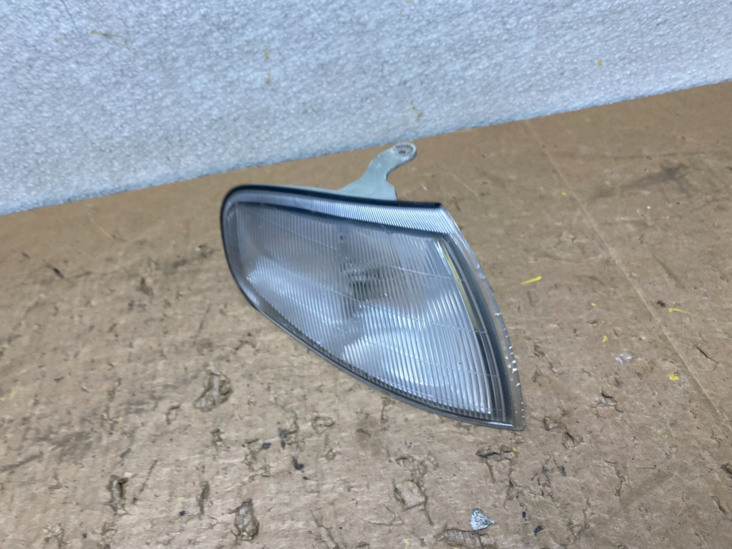 1992 to 1994 Toyota Camry Right Passenger RH Side Turn Signal V8288 DW1
