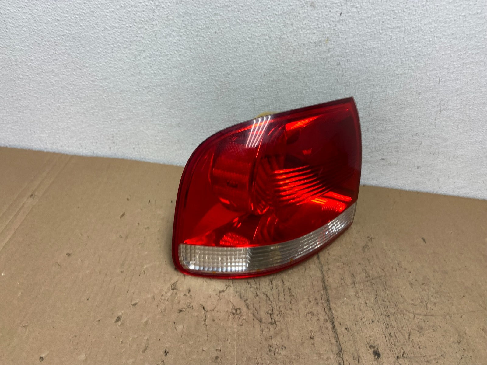 2004-2007 Volkswagen Touareg Lh Driver Left Side Tail Light AC7370 DW2