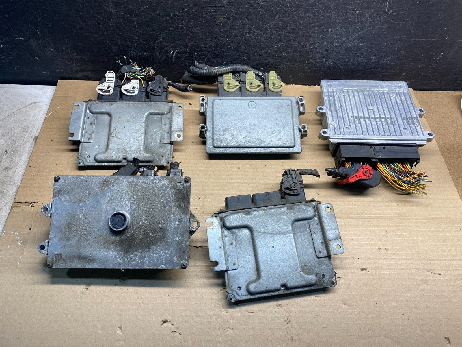 Mix of 5 ECM Engine Computer Module AD94201
