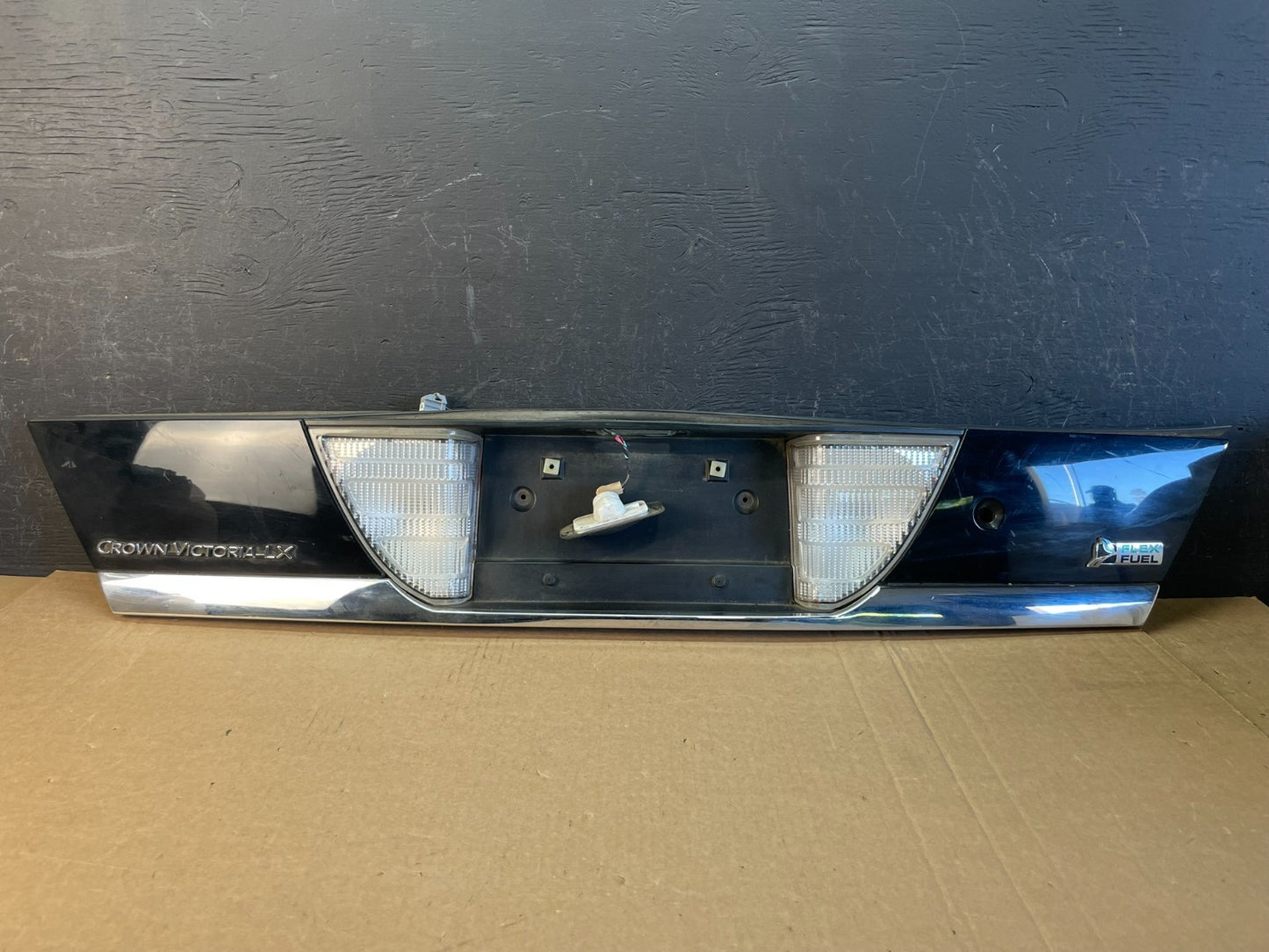 1998 - 2011 Ford Crown Victoria Trunk Rear Garnish License Plate Panel ad0067 DG0