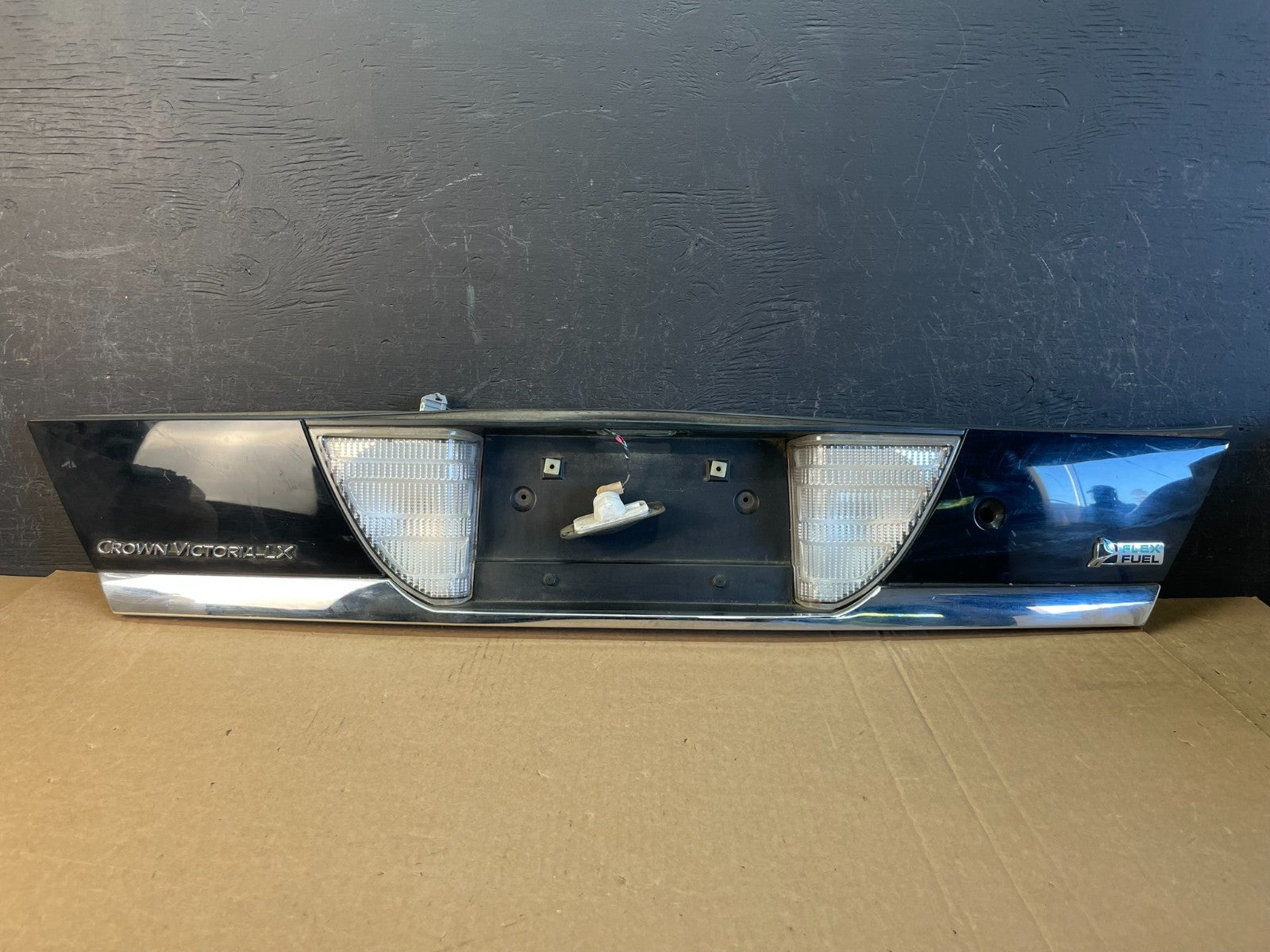 1998 - 2011 Ford Crown Victoria Trunk Rear Garnish License Plate Panel ad0067 DG0