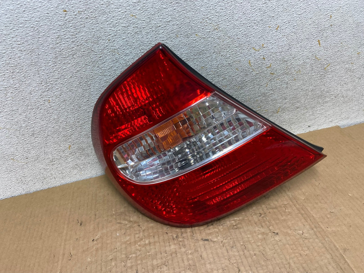 2002 2003 2004 Toyota Camry Left Driver LH Side Tail Light AI6728 LK0