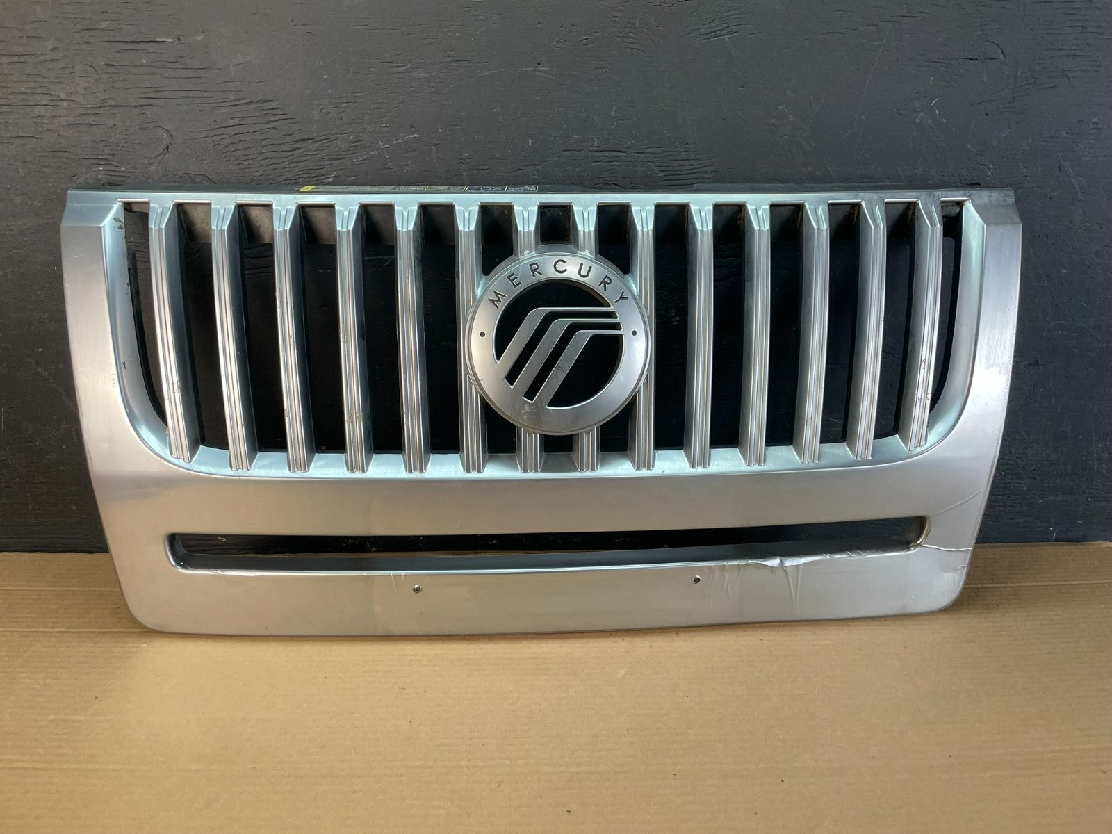 2008-2011 Mercury Mariner Front Upper Grill Grille Emblem ae8598 DG0