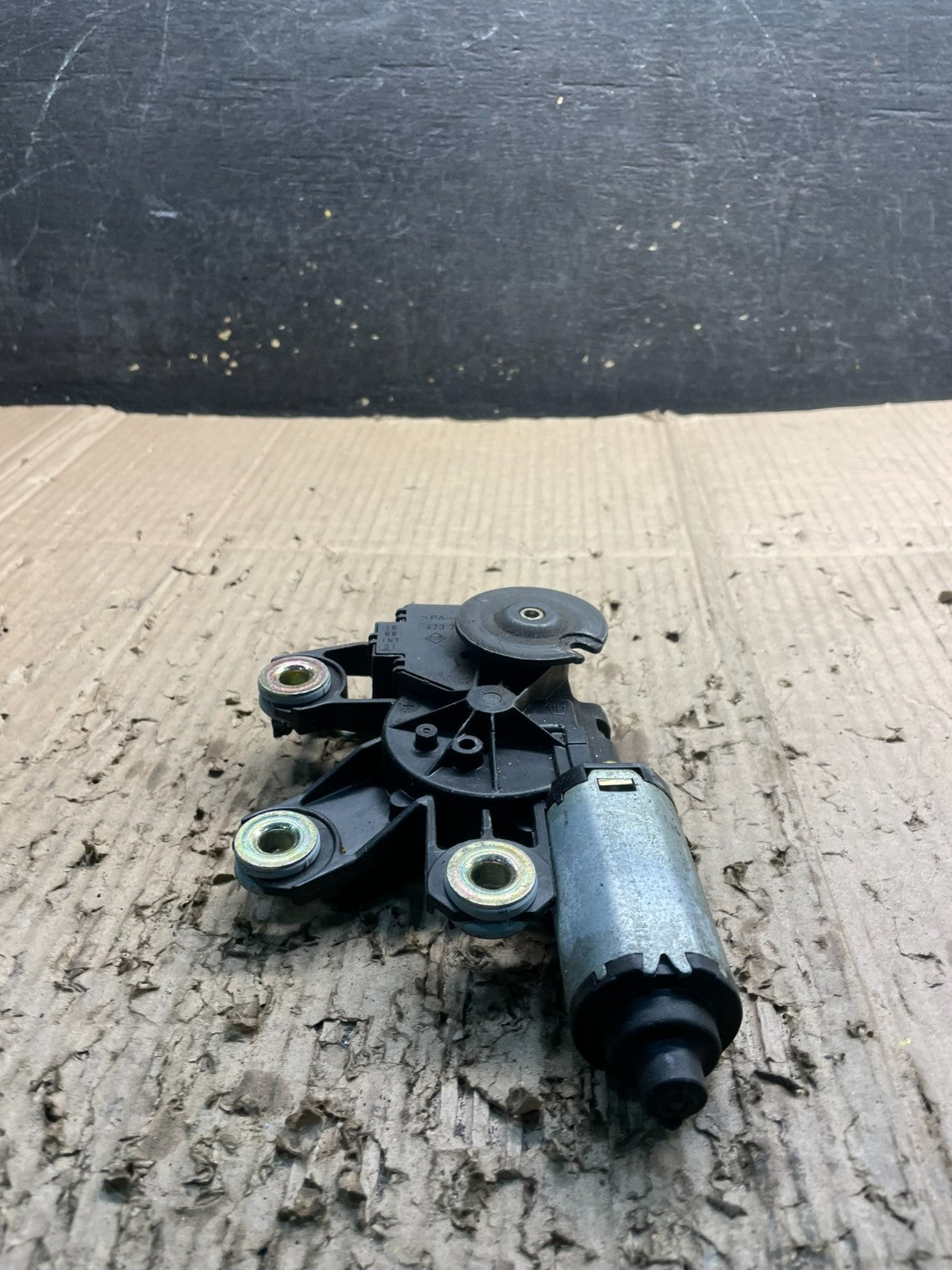 2004 to 2007 Volkswagen Touareg Rear Windshield Wiper Motor OEM x4006 DG2
