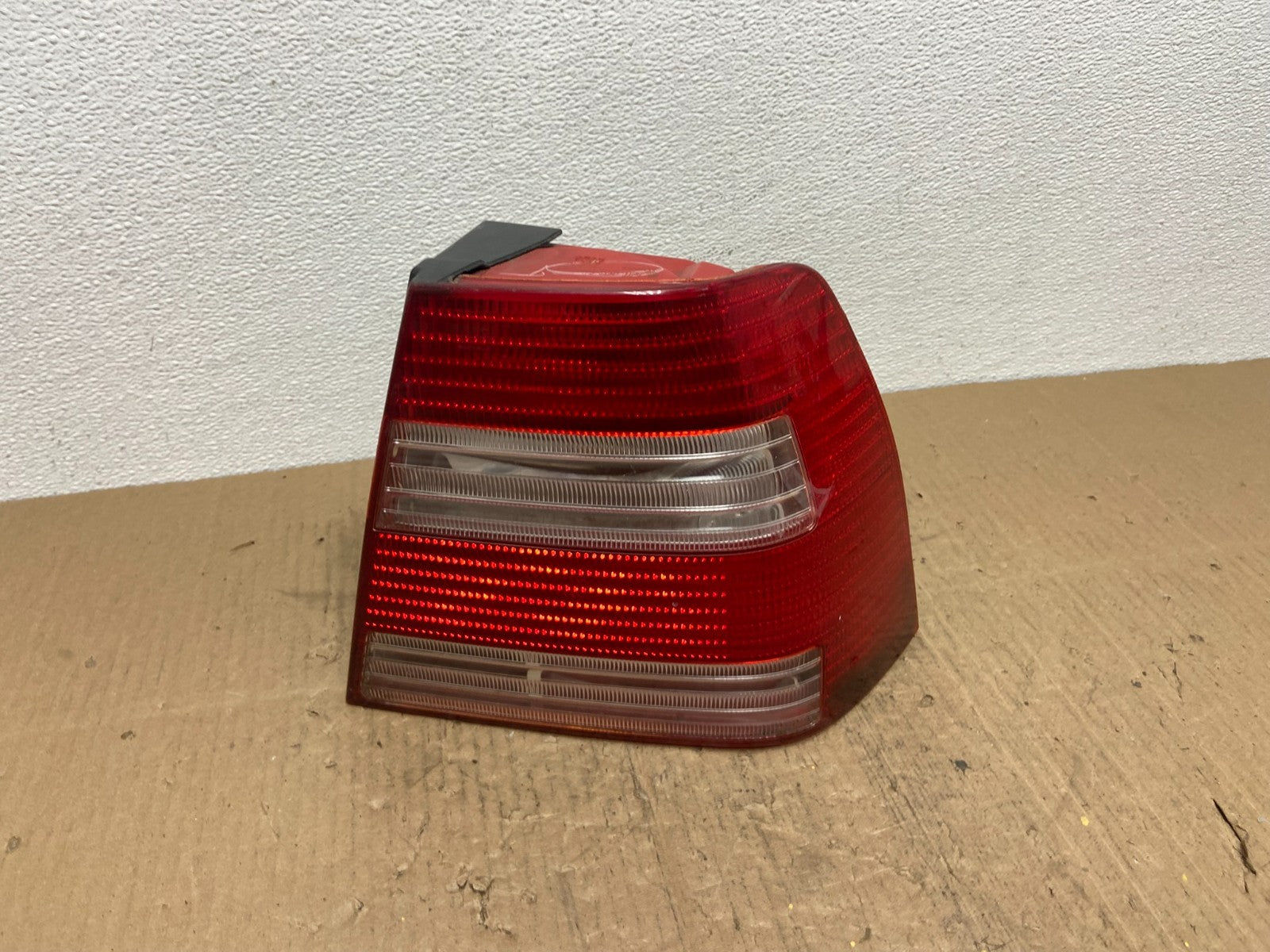 2004 to 2005 Volkswagen Jetta Right Passenger RH Side Tail Light OEM AB8508 DW0