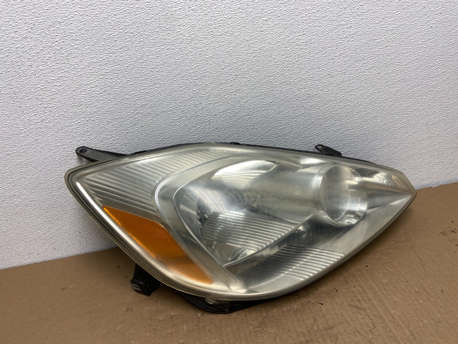 2004-2005 Toyota Sienna Right Passenger Halogen Headlight AB6538 DW0