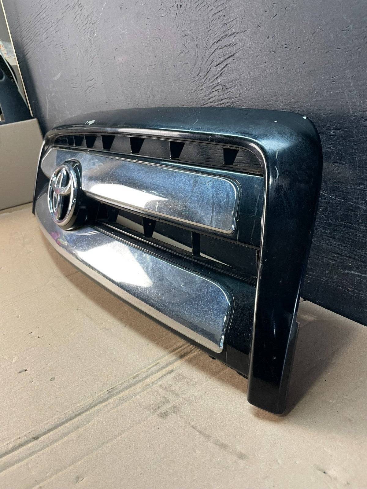 2003-2006 Toyota Tundra Front Upper Grill Grille W/ Emblem AD8400 DG1