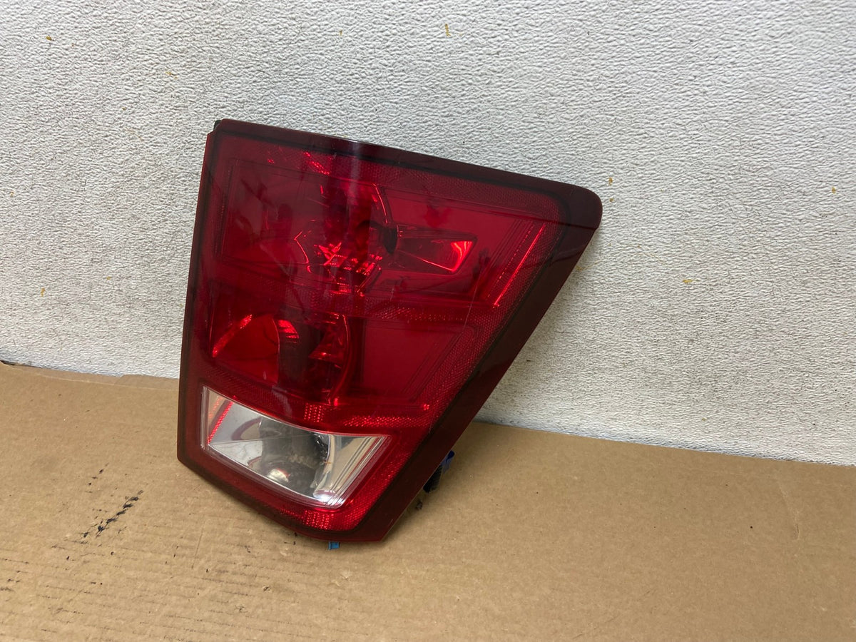 2005 - 2006 Jeep Grand Cherokee Right Passenger Rh Tail Light AH7823 LK2