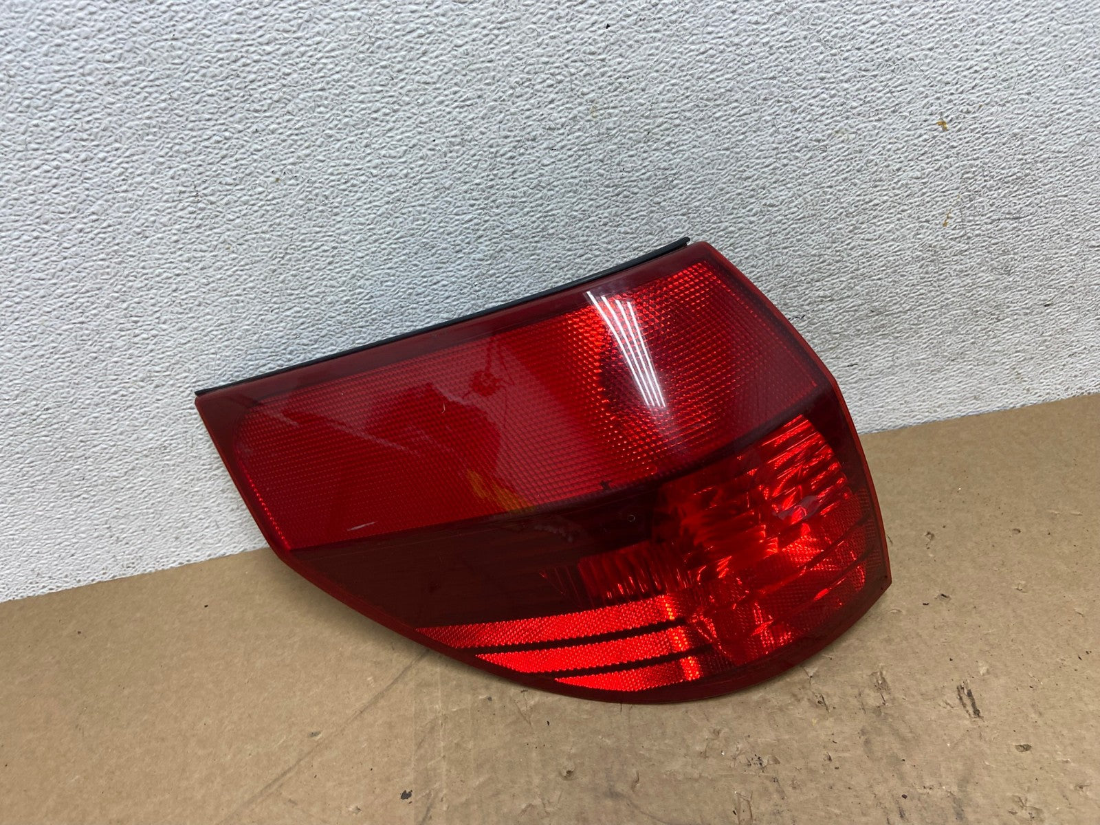 2004 to 2005 Toyota Sienna Left Driver LH Side Tail Light AG1061 LK0