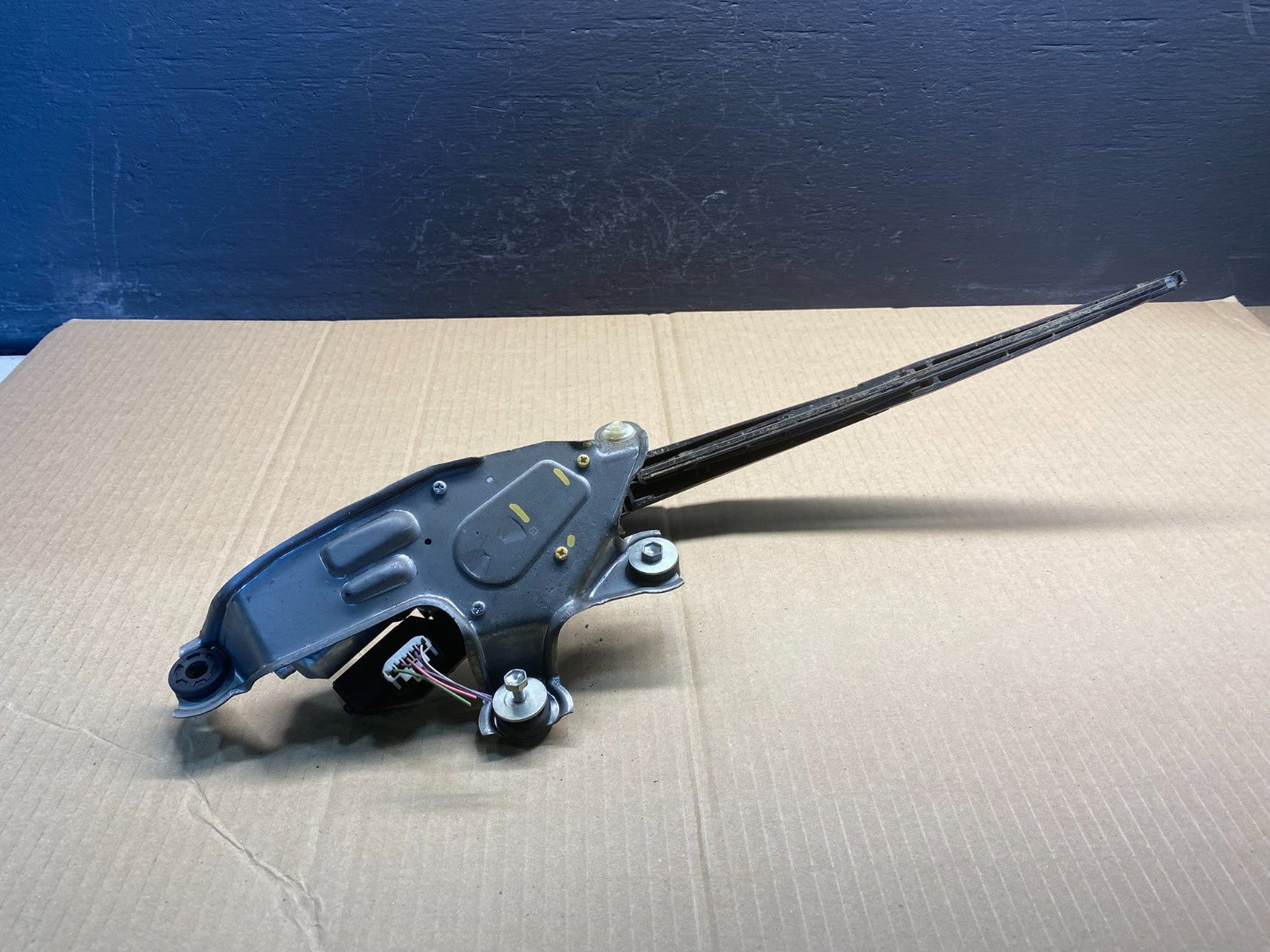 2009 to 2012 Toyota Matrix Rear Wiper Windshield Motor OEM AC0846 DG5