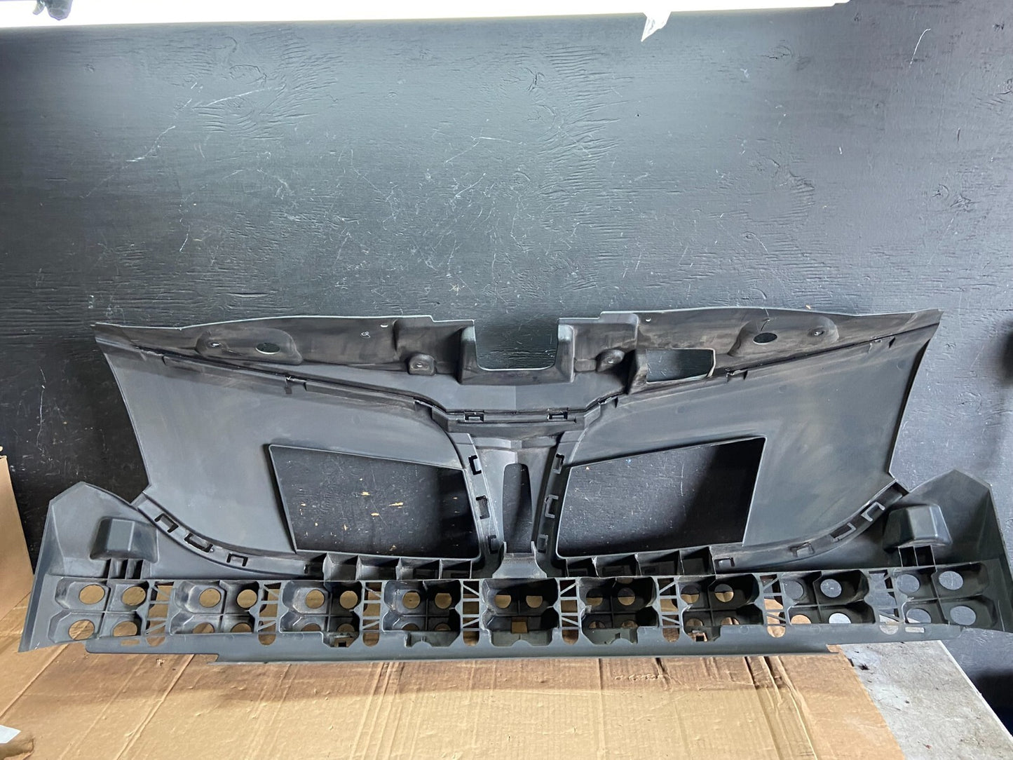 2013 to 2016 Lincoln MKT Grill Grille Support Panel o1168 DG3