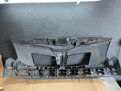 2013 to 2016 Lincoln MKT Grill Grille Support Panel o1168 DG3