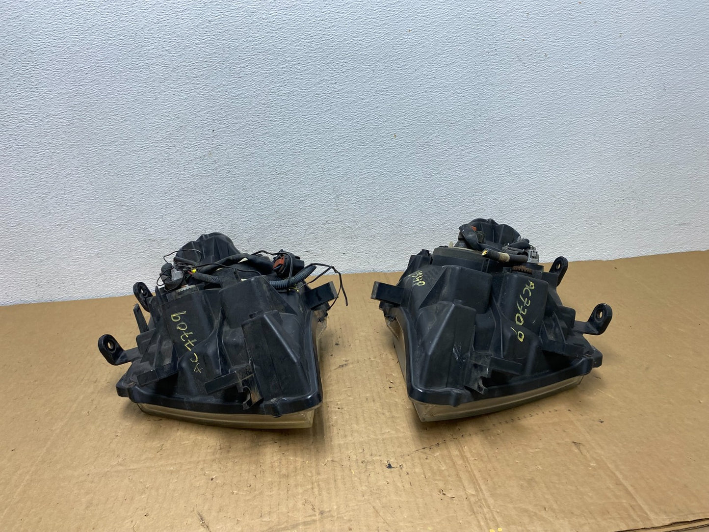 2005 2006 2007 Nissan Pathfinder Halogen Headlights Left+Right AC7709 DW10