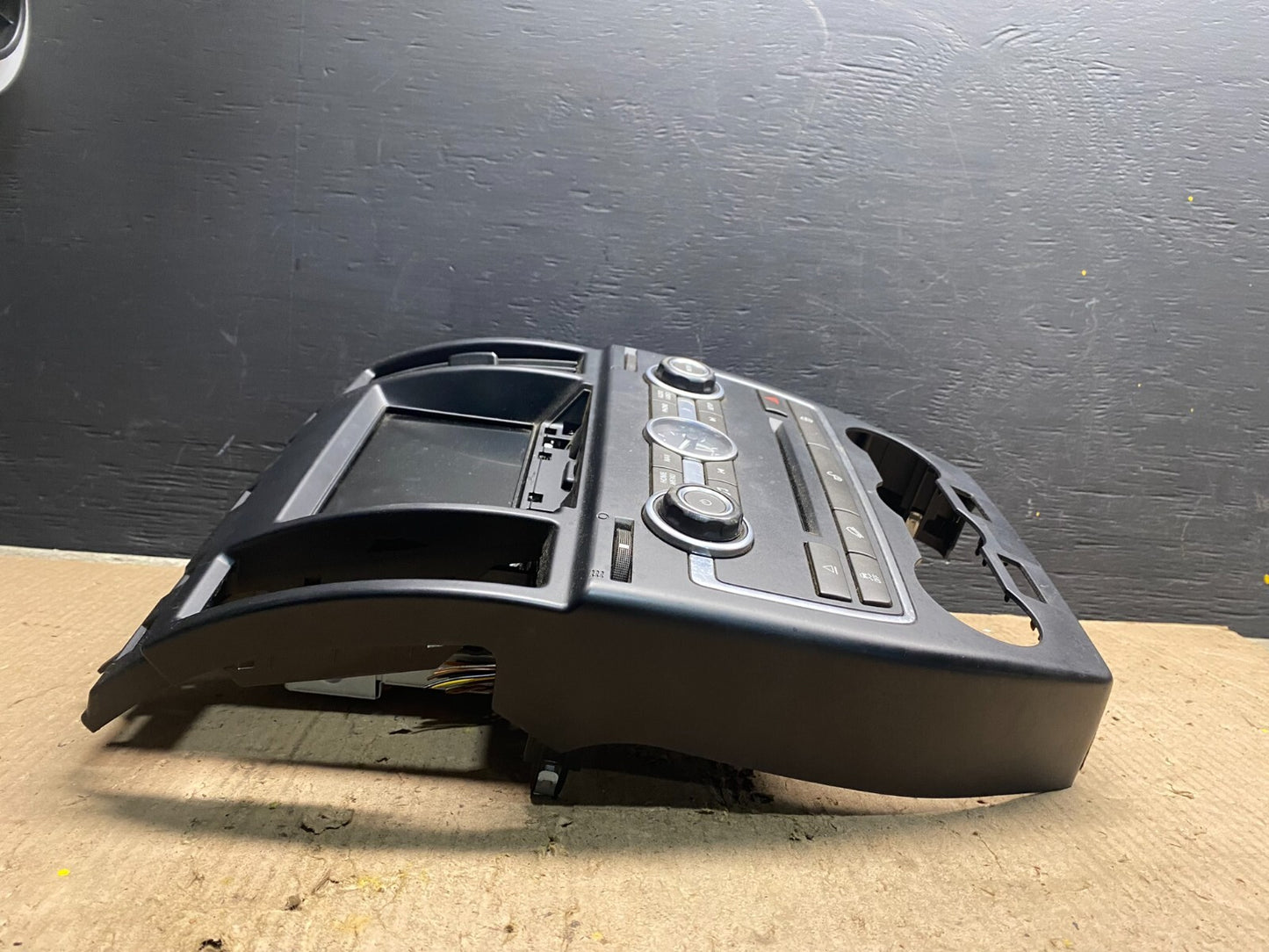 2006 - 2010 Land Rover LR2 Center Dash Screen Display Radio Clock  F1330 DG1 Oem1