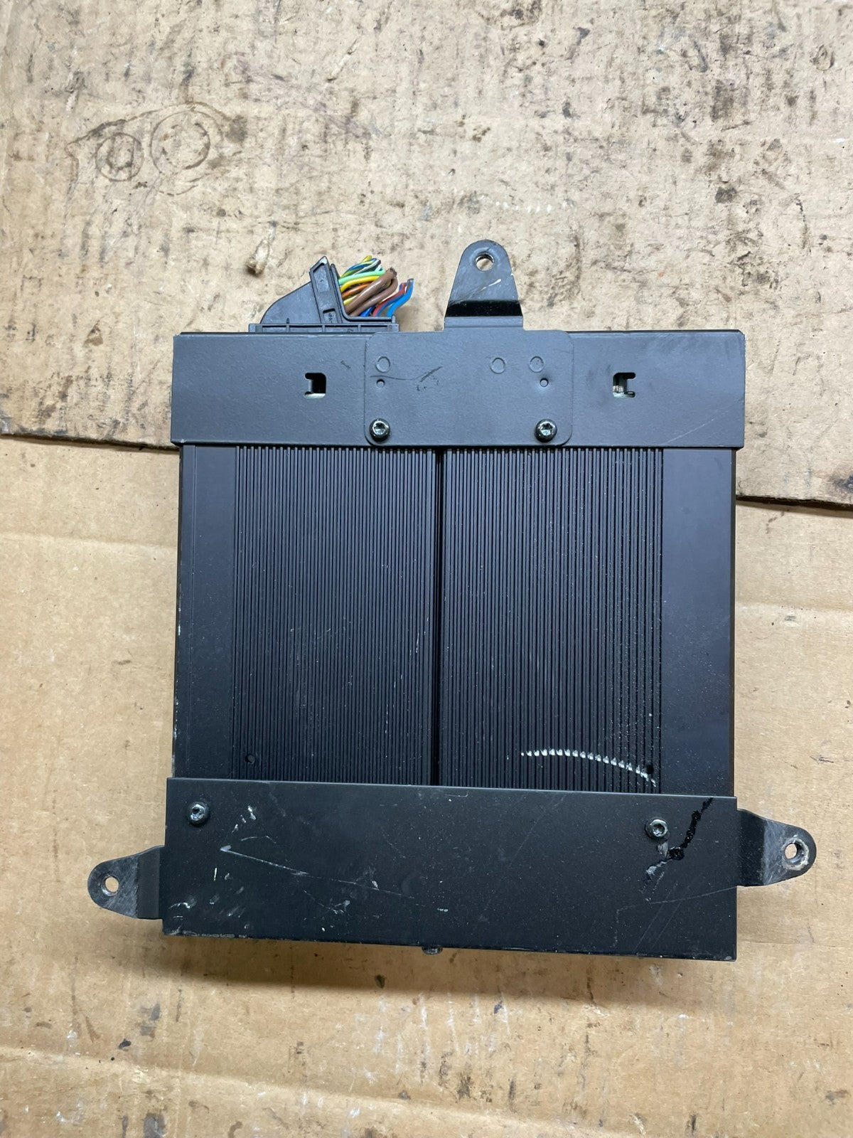 6921050 0692105001 BMW 3 Series E46 Amplifier Sound Audio System Harma R9183 PS2