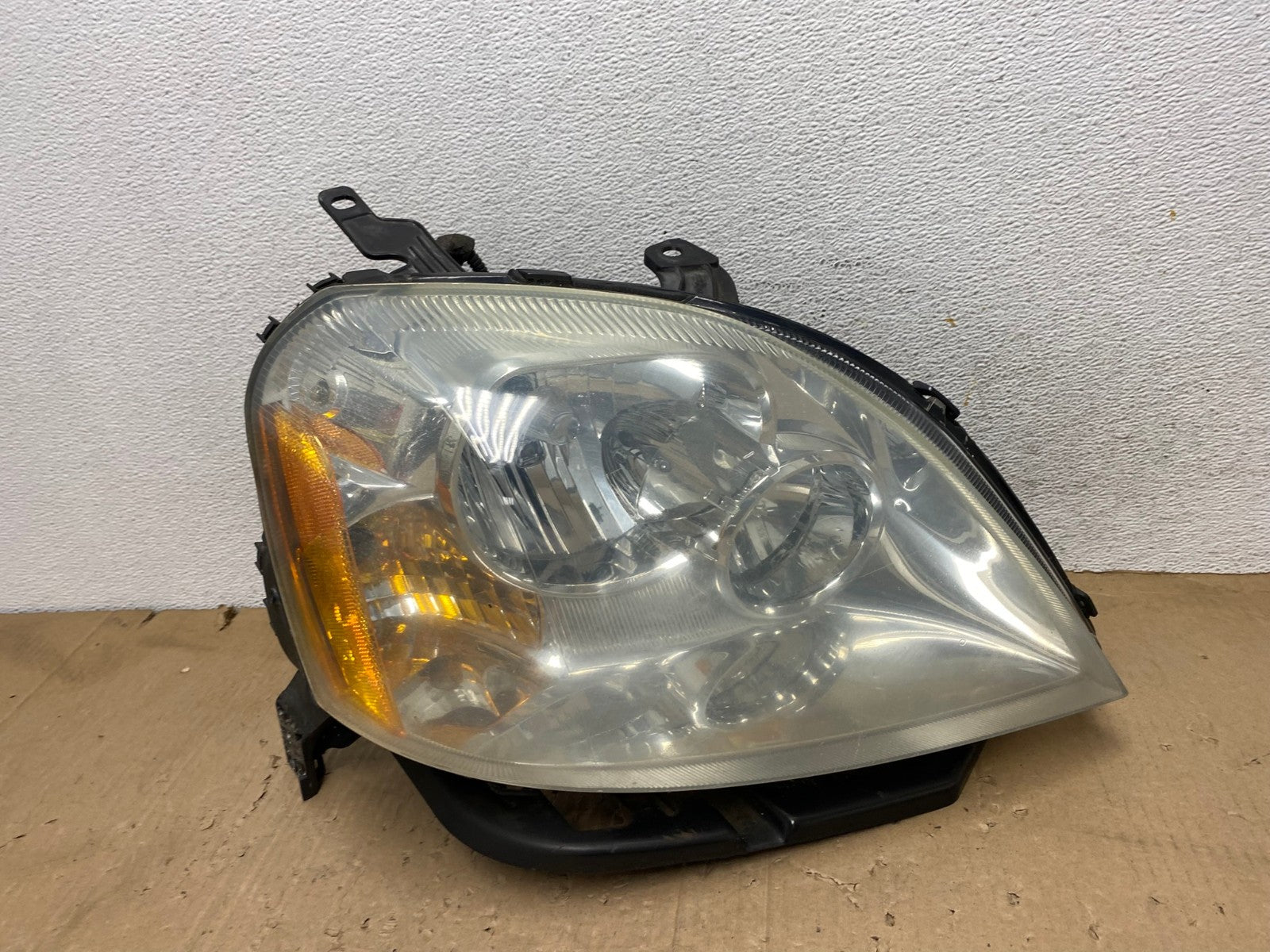 2005 to 2007 Ford Five Hundred Halogen Right Passenger Side Headlight AE9284 LK0