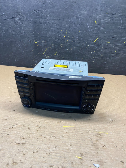 2003 2008 Mercedes E320 Head Screen Display Radio CD Player Stereo S6733 DG0