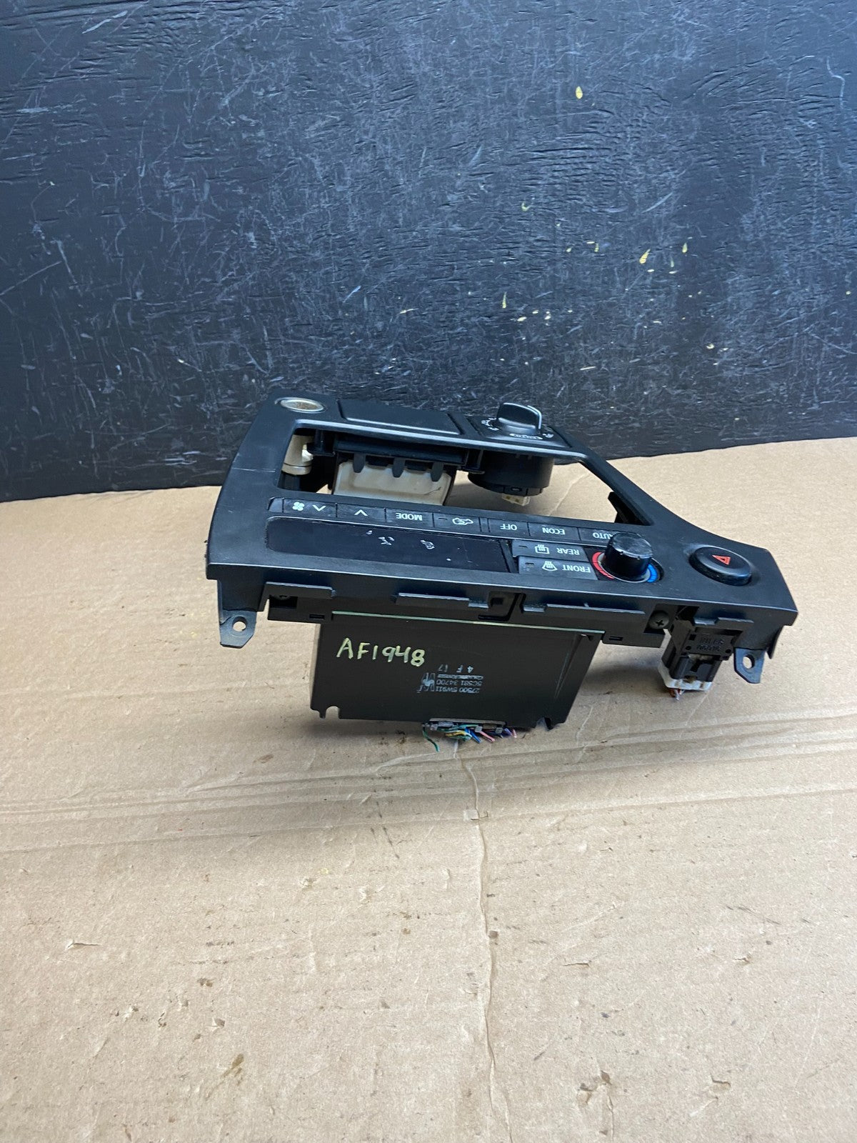 2001-2004 Nissan Pathfinder QX4 Digital Climate Control Radio Bezel OE AF1948 DG3