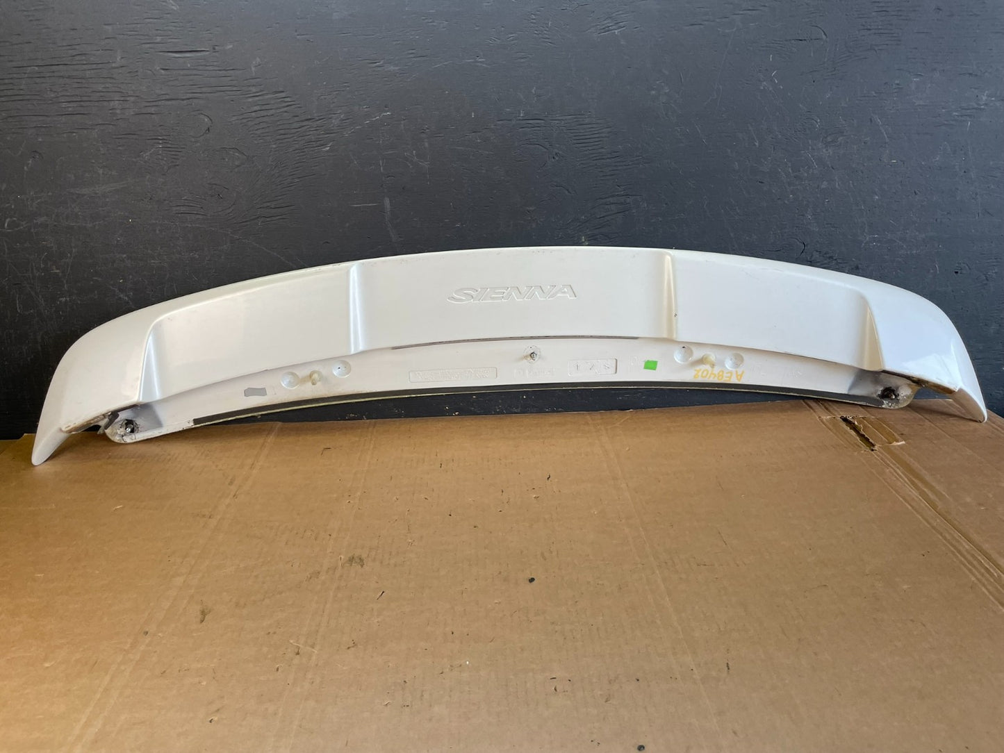 2004 to 2008 Toyota Sienna Rear Wing Spoiler AE8402 DW3