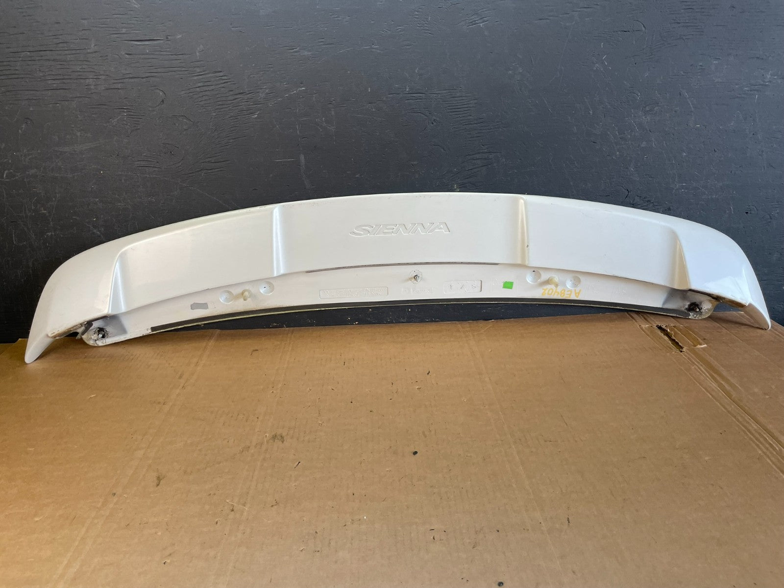 2004 to 2008 Toyota Sienna Rear Wing Spoiler AE8402 DW3