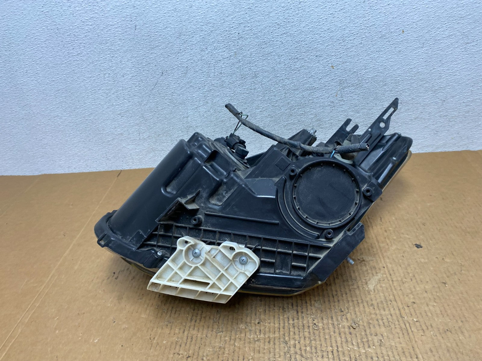2009-2013 Nissan Rogue Right Passenger Halogen Headlight AE2662 DW8