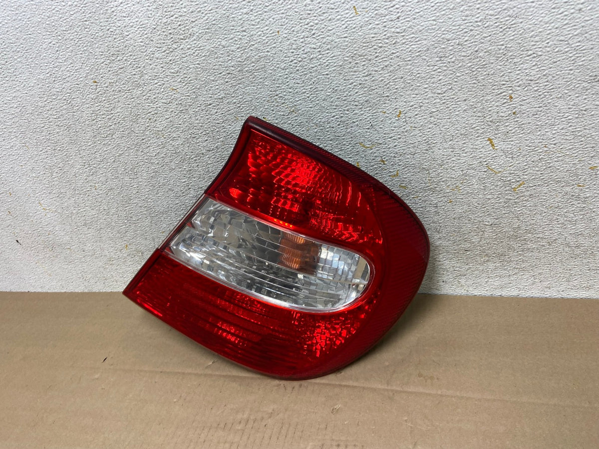 2002 2003 2004 Toyota Camry Tail Light Right Passenger Rh Side AI1421 LK1