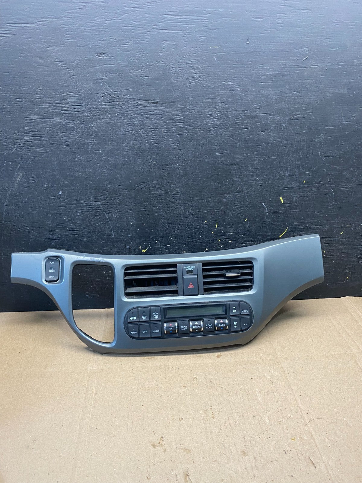 2005 to 2010 Honda Odyssey  Radio Climate Control Dash Trim Bezel R8774 DG0