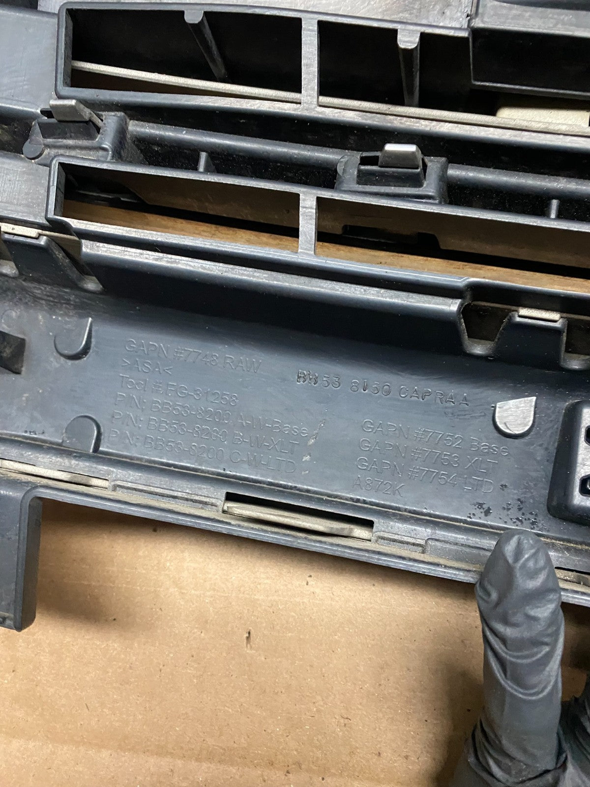 2011 to 2015 Ford Explorer Upper Front Grill Grille Oem W5954 DG11