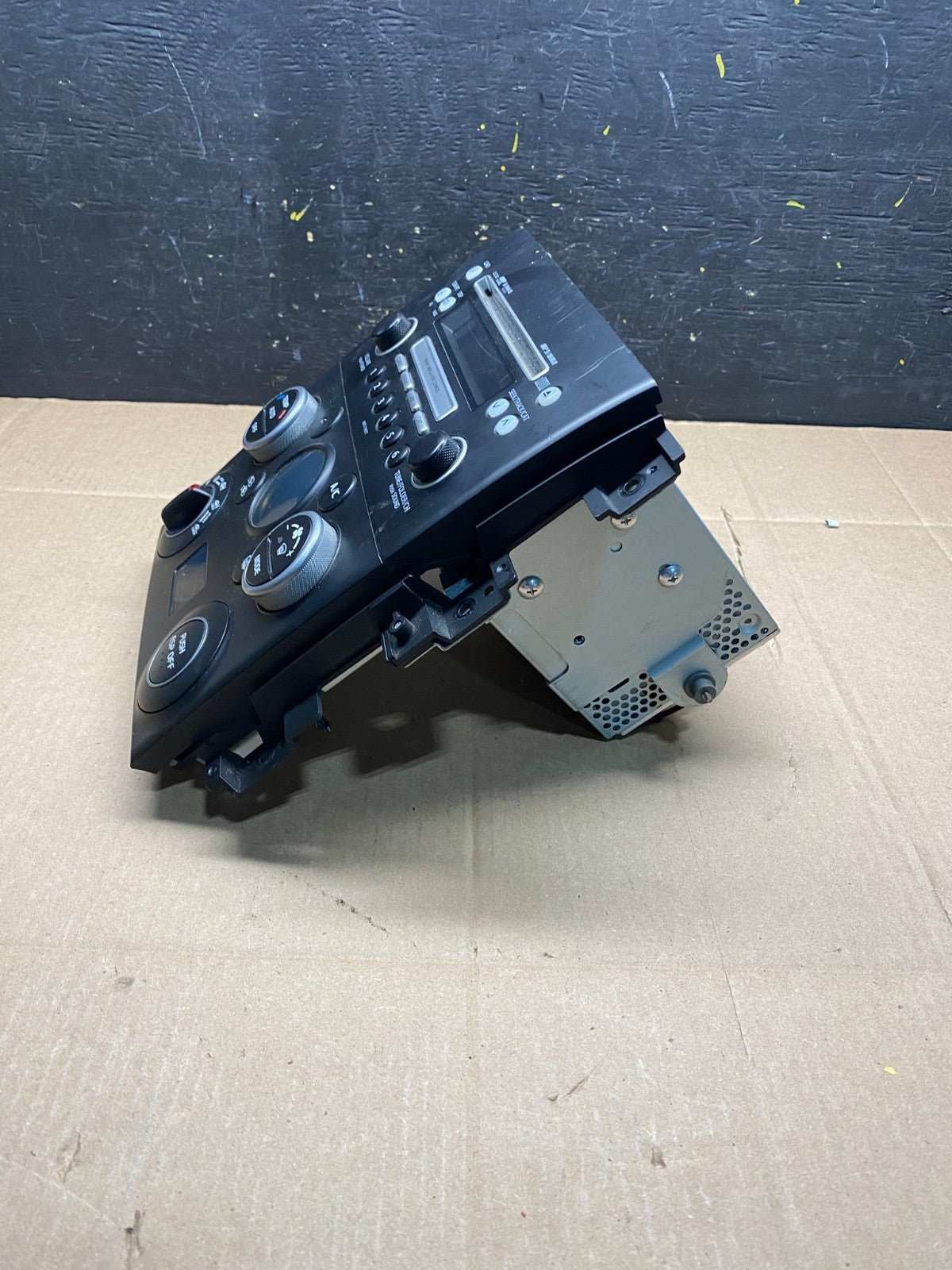 2006 2008 Suzuki Grand Vitara Climate Control Radio MP3 AM/FM CD Player r2983 DG2