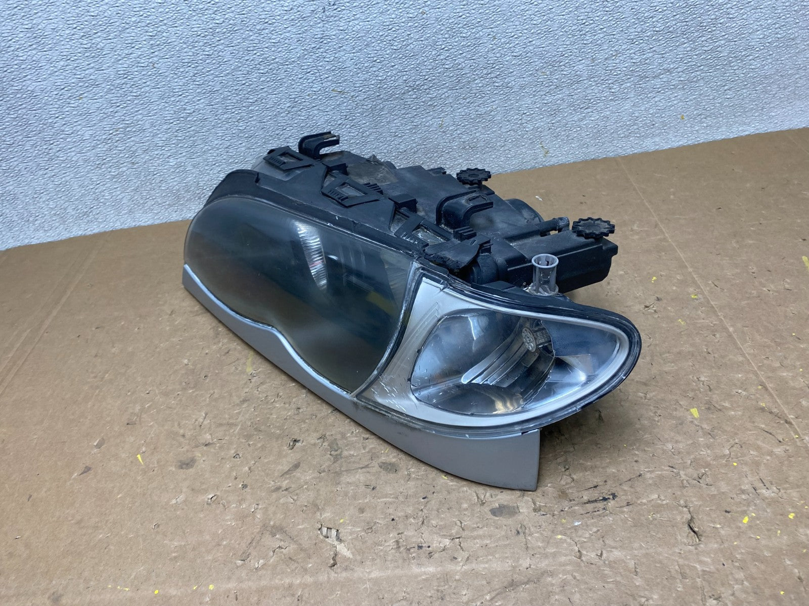 2002 to 2005 BMW 3 E46 Sedan Left Driver LH Halogen OEM Headlight V6063 DW1
