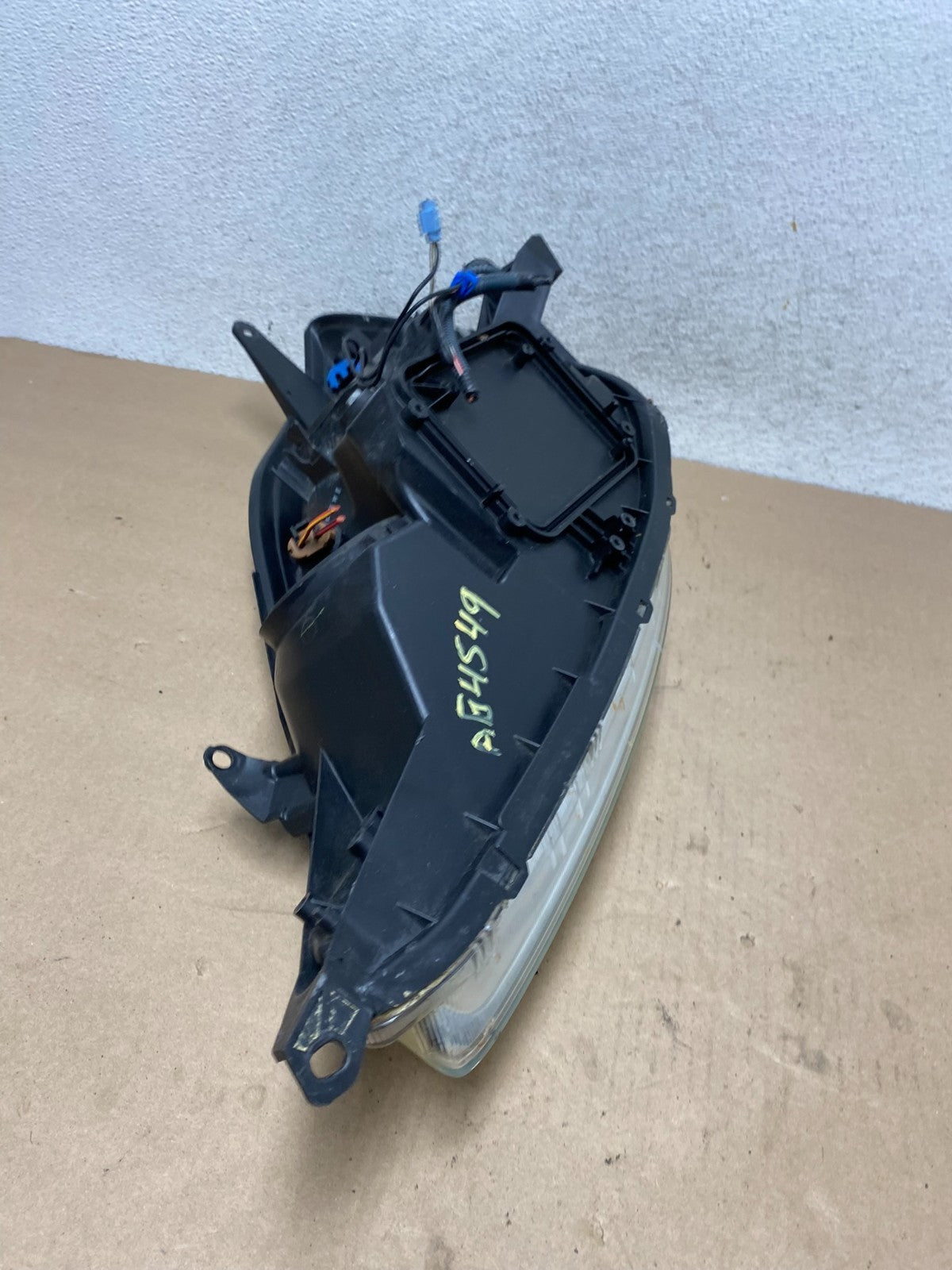 2004-2005 Toyota Sienna Right Passenger Halogen Headlight AG4549 DW8
