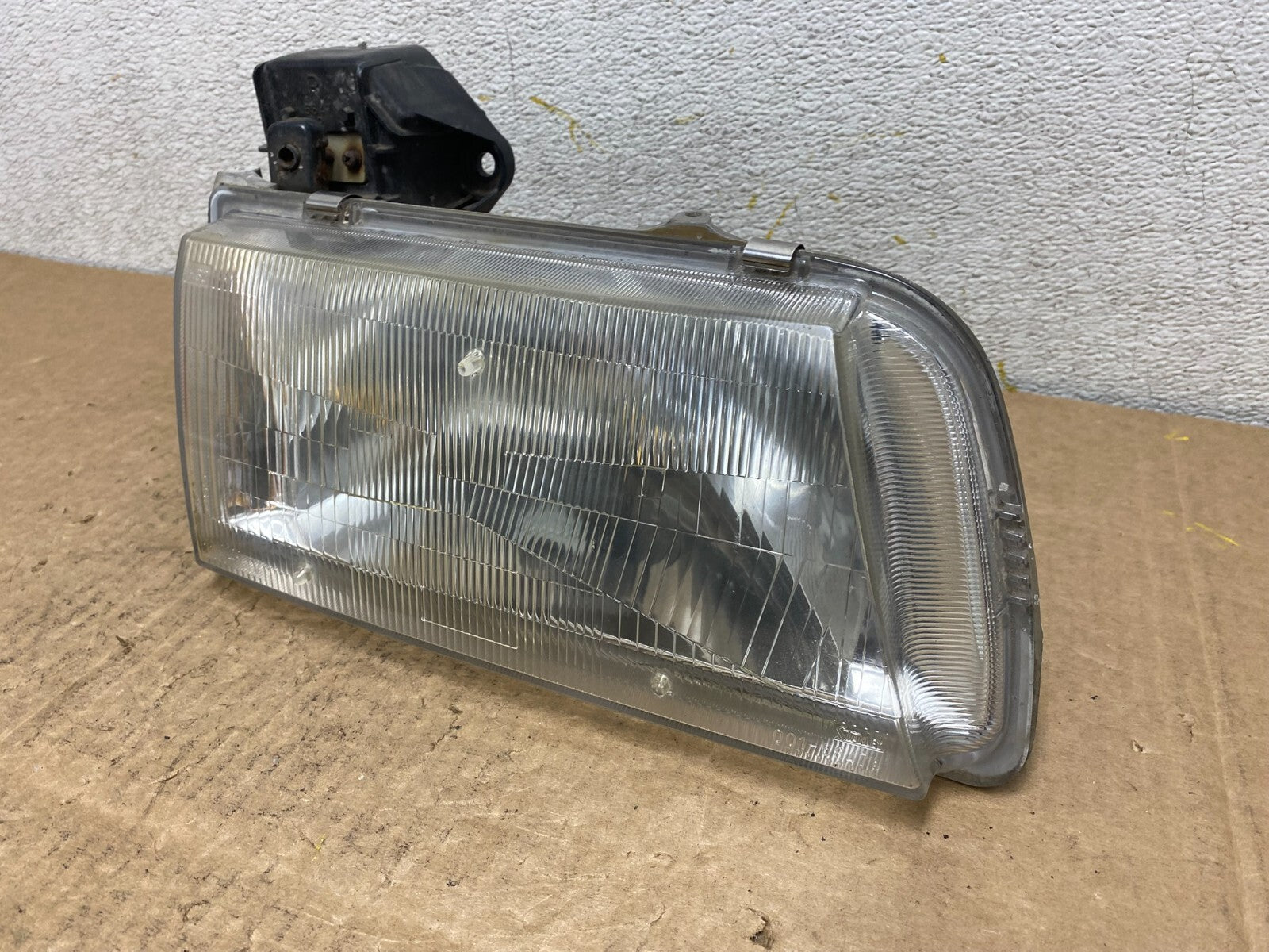 1996 to 1998 Mazda MPV Right Passenger RH Headlight OEM O5887 DW1