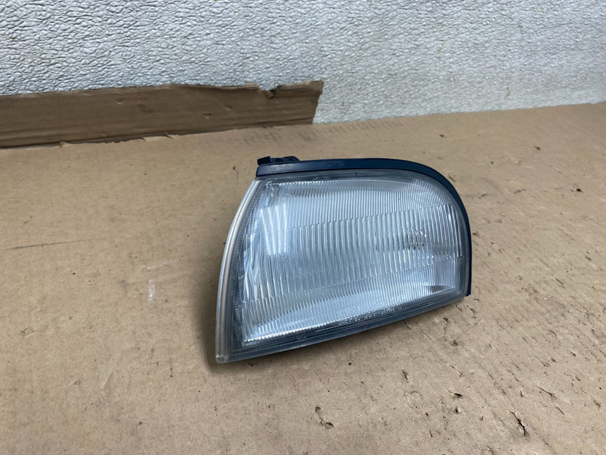 1993 to 1997 Infiniti J30 Y32 Front Driver Side Corner Light Lamp U8626 PS2