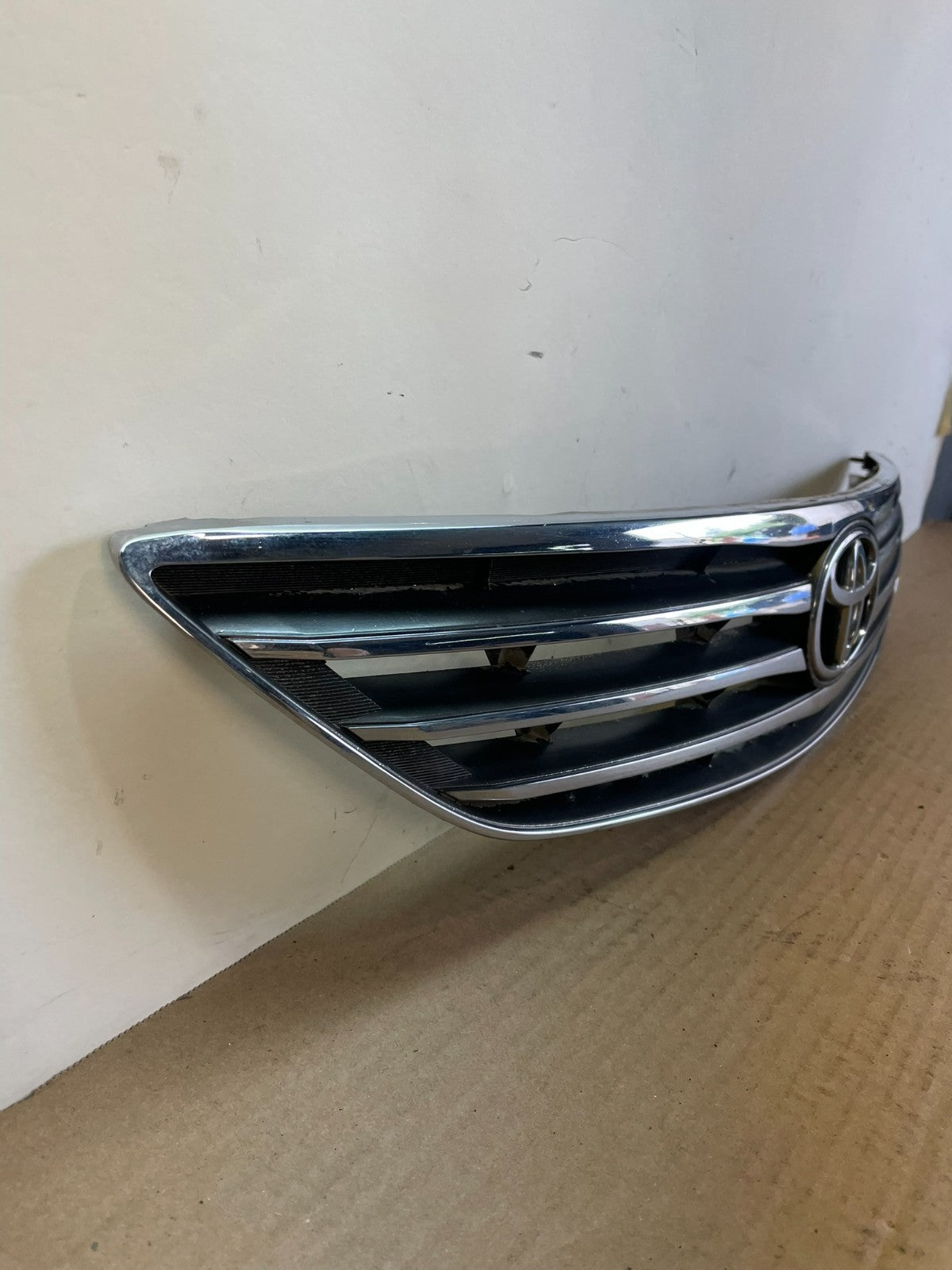 2005 to 2006 Toyota Camry Front Upper Grill Grille af8520 DG2